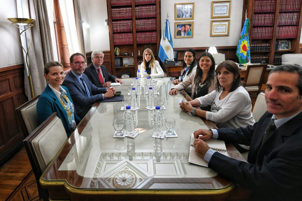 De izquierda a derecha: Anna Sörensson, Walter Torchio, Detlef Stammer, Verónica Magario, Sofía Vanelli, Carla Gulizia, Teresa García y Diego Moreira.