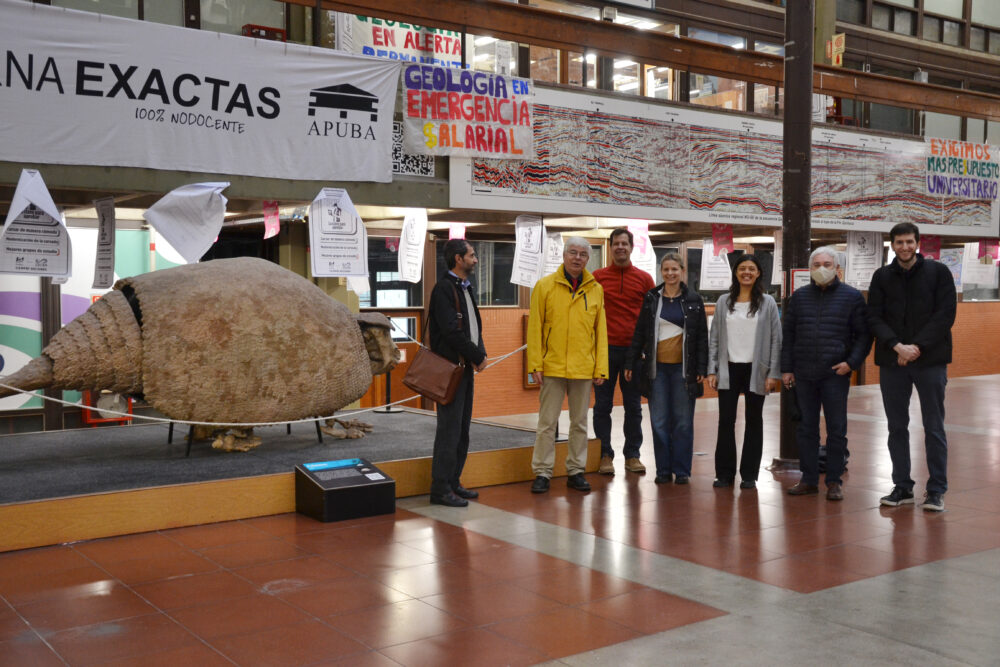 Réplica de un gliptodonte, hallado en la provincia de Buenos Aires. De izquierda a derecha: Pedro Flombaum, Detlef Stammer, Mariano Masiokas, Anna Sörensson, Carla Gulizia, Claudio Menéndez y Leandro Díaz.